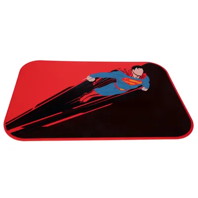 Czerwona mata z motywem Superman, lecący Superman na czarnym tle. Czerwona mata z motywem Superman, lecący Superman na czarnym tle.