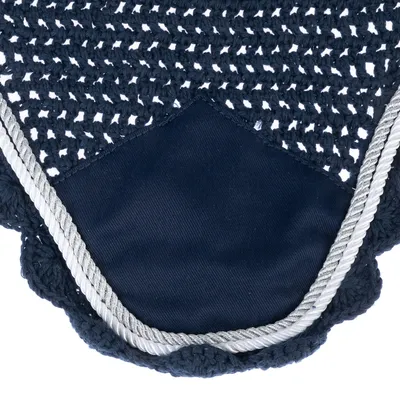 Donkerblauw gehaakt materiaal met zilverkleurige koordrand en een gladde stoffen inzet in het midden.