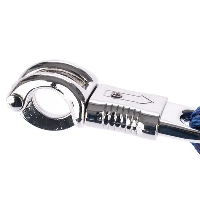Metalen karabijnhaak met pijlmarkering en blauwe touwverbinding, geschikt voor bevestiging of verbinding.