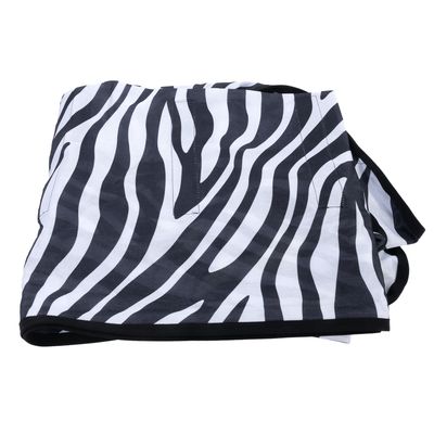 Coperta in tessuto nera e bianca con motivo zebrato, forma rettangolare.