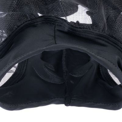 Vue rapprochée d’un tissu noir avec filet, coutures visibles et ouverture centrale, matière textile et maille apparentes.