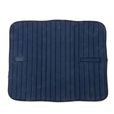 Tappetino rettangolare blu scuro con design trapuntato e due linguette cucite.