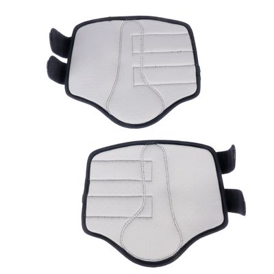 Dva sivé ochranné vankúše s čiernymi okrajmi a suchými zipsami, vhodné na použitie na zvieracie príslušenstvo alebo ako ochranný materiál.