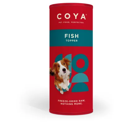 COYA Fish Topper, fagyasztva szárított nyers eledel kutyáknak. Piros csomagolás kutya képével és szöveggel: 'Freeze-dried raw, nothing more.'