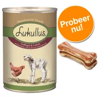 Blik Lukullus Naturkost für Hunde, Geflügel & Lamm, 400 g. Afbeelding van kip en lam op het etiket. Oranje cirkel met tekst 'Probeer nu!'. Twee kauwbotten zichtbaar.