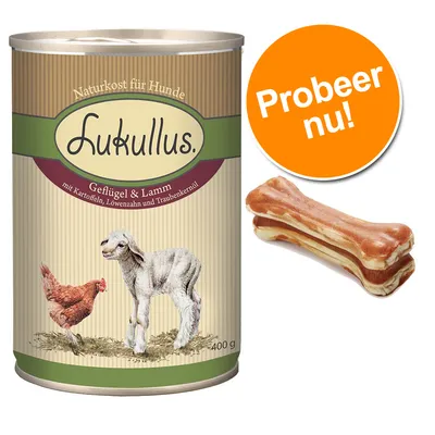 Blik Lukullus Naturkost für Hunde, Geflügel & Lamm, 400 g. Afbeelding van kip en lam op het etiket. Oranje cirkel met tekst 'Probeer nu!'. Twee kauwbotten zichtbaar. Blik Lukullus Naturkost für Hunde, Geflügel & Lamm, 400 g. Afbeelding van kip en lam op het etiket. Oranje cirkel met tekst 'Probeer nu!'. Twee kauwbotten zichtbaar.