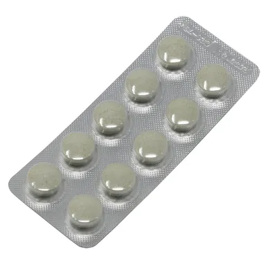 Blisterpackung mit zwei Tabletten, sichtbare Prägung: Ablaufdatum und Chargennummer.