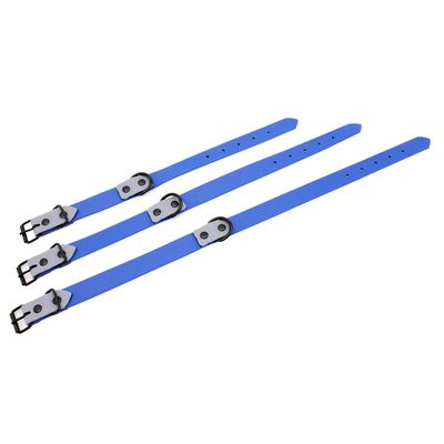 Trzy niebieskie obroże z regulowanymi otworami i czarnymi klamrami, w różnych rozmiarach.