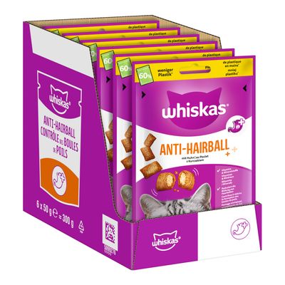 Whiskas Anti-Hairball z kurczakiem, opakowanie 6 x 50 g. Widoczne hasło: mniej plastiku – 60%. Opakowania w kartonowym displayu, na froncie zdjęcie przysmaku i kota.
