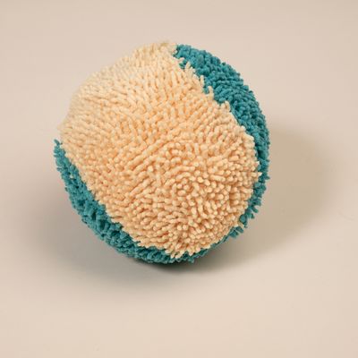 Palla da gioco rotonda in microfibra con aree beige e turchesi, adatta per il gioco interattivo.