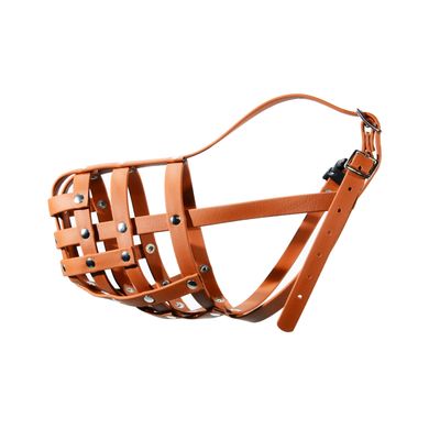 Muselière pour chien en lanières de cuir marron avec rivets métalliques et boucle de réglage visible sur le côté.