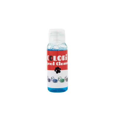 COLORi Speed Cleaner, Flasche mit blauem Inhalt und rotem Etikett, schwarze Pfotenabdruck-Grafik, darunter bunte Maskenabbildungen.