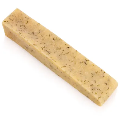Snack da masticare a forma rettangolare, beige con pezzi visibili di erbe.