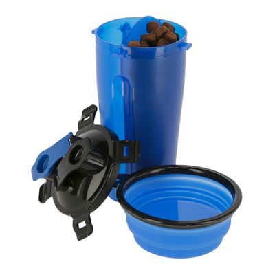 Синий контейнер для корма с крышкой и складной миской, наполненный сухим кормом. Аксессуар для путешествий.