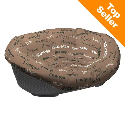 Cuscino marrone per animali con scritte visibili: New York, London, Paris, Tokyo, Hong Kong, Sidney. In alto a destra etichetta arancione con testo: Top Seller.