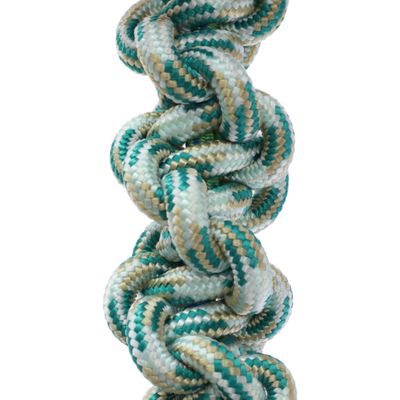 Gevlochten touw van groen, wit en beige gemêleerd materiaal. Detailweergave van de structuur.