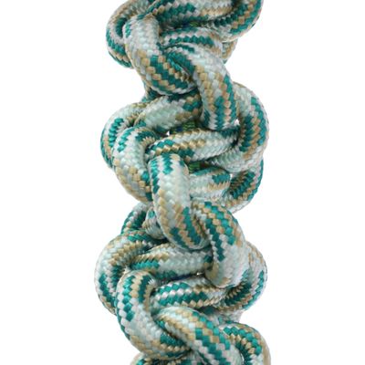 Pleciona zabawka z liny w kolorach zielonym, białym i beżowym z wytrzymałego materiału dla zwierząt domowych.