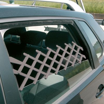 Uittrekbaar kunststof rooster voor autovenster, zorgt voor luchtcirculatie bij geopend raam.