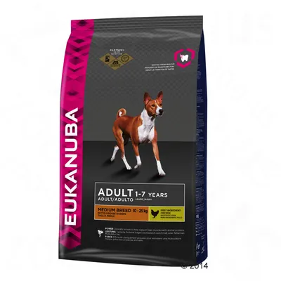 Saco de pienso Eukanuba Adult 1–7 Years para perros de raza mediana 10–25 kg. Primer ingrediente: pollo. Imagen de perro en el envase. Texto en inglés y español visible.