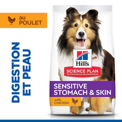 Hill's Science Plan Sensitive Stomach & Skin au poulet. Texte : Digestion et Peau, au poulet, avec poulet. Illustration d’un chien sur l’emballage.