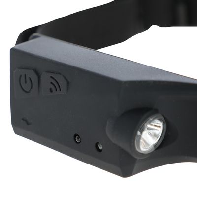 Černé zařízení s LED světlem, vypínačem a symbolem Wi-Fi na povrchu.