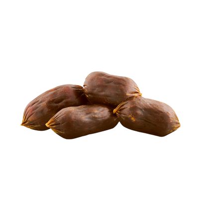 Quatro snacks castanhos em forma de salsicha para animais de estimação, agrupados sobre fundo branco. Sem marca ou texto visível.