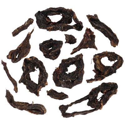 Pezzi di carne essiccata di varie forme e dimensioni, colore marrone scuro.