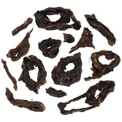 Tranches de friandises séchées pour chien, aspect naturel, sans emballage visible, couleur brun foncé, différentes formes et tailles.