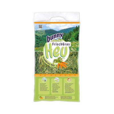 Bunny Nature Frischgras сено с морковью. На упаковке изображены свежее сено и морковь, подходит для мелких животных. Содержит информацию о качестве и рекомендациях по кормлению.