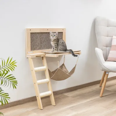 Katzenmöbel aus Holz mit Kratzfläche, Liegefläche, Leiter mit Sisalstufen und Hängematte. Katze sitzt auf der Liegefläche.