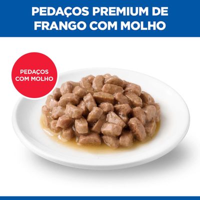 Pedaços premium de frango com molho num prato, Texto: Pedaços com molho.