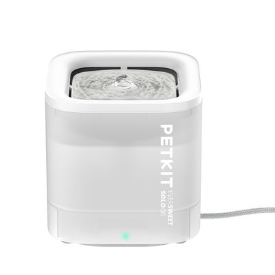 Fontaine à eau noire PETKIT EVERSWEET SOLO SE, eau visible en circulation, texte de la marque et du modèle sur le côté du produit.