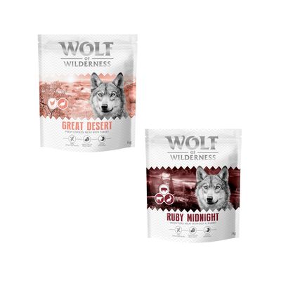 Logo Wolf of Wilderness. Pies skacze przez porośnięte mchem skały w lesie.
