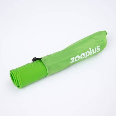 Sac de transport vert avec inscription zooplus blanche, contient un produit vert en plastique roulé.