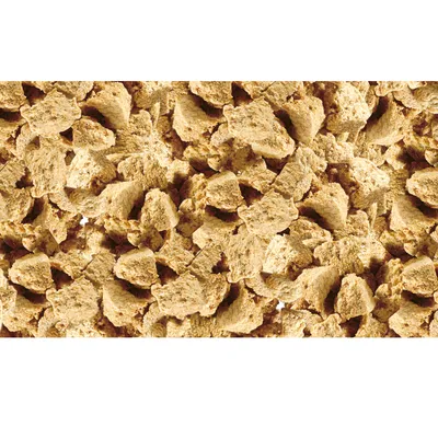 Morceaux de nourriture sèche pour animaux, texture croquante, couleur beige clair, sans emballage ni marque visible.