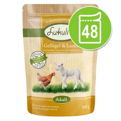Sachet Lukullus Geflügel & Lamm Adult 300 g, illustration poule et agneau, texte en anglais et allemand, pastille verte avec icône sachet et chiffre 48. Sachet Lukullus Geflügel & Lamm Adult 300 g, illustration poule et agneau, texte en anglais et allemand, pastille verte avec icône sachet et chiffre 48.