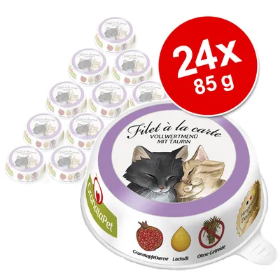 Pack de 24 latas de 85 g GranataPet Filet à la carte para gatos, con ilustración de dos gatos y textos: 'Vollwertmenü mit Taurin', 'Granatapfelkerne', 'Lachsöl', 'Ohne Getreide'.