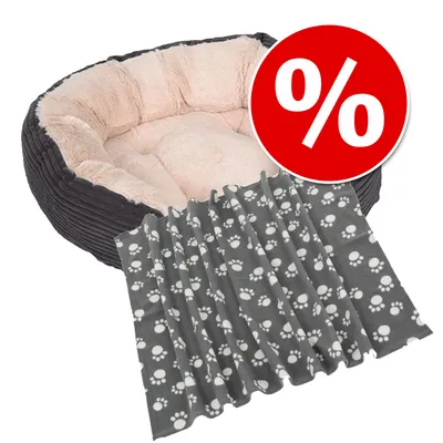 Grått husdjursbädd med cremefärgad stoppning och grå filt med vita tassmönster. Röd rabattsymbol med procenttecken synlig.