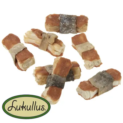Friandises pour chien en forme de rouleaux, différentes bandes de peau visibles, marque Lukullus inscrite en bas à gauche.