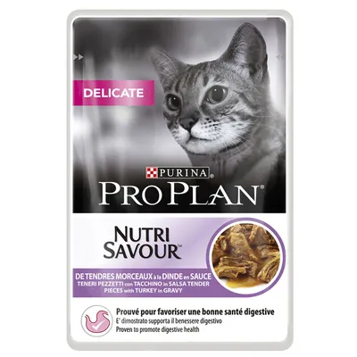Purina Pro Plan Nutri Savour Delicate, de tendres morceaux à la dinde en sauce. Prouvé pour favoriser une bonne santé digestive. Image d’un chat et du produit visible sur l’emballage.
