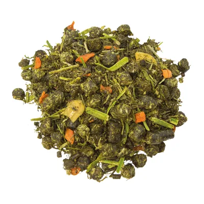 Gemisch aus grünen Pellets, getrockneten Pflanzenstücken und orangefarbenen Gemüsestücken auf weißem Hintergrund. Gemisch aus grünen Pellets, getrockneten Pflanzenstücken und orangefarbenen Gemüsestücken auf weißem Hintergrund.