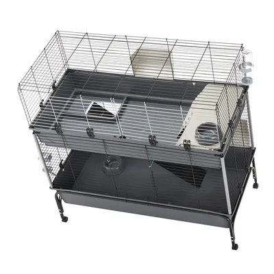 Dierenkooi met twee verdiepingen, metalen tralies, kunststof onderbak, trap en platform. Inclusief drinkfles aan de zijkant. Geschikt voor kleine huisdieren zoals zichtbaar.