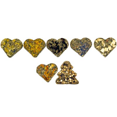 Różne przekąski w kształcie serca i choinki, wykonane z suszonych ziół i warzyw.