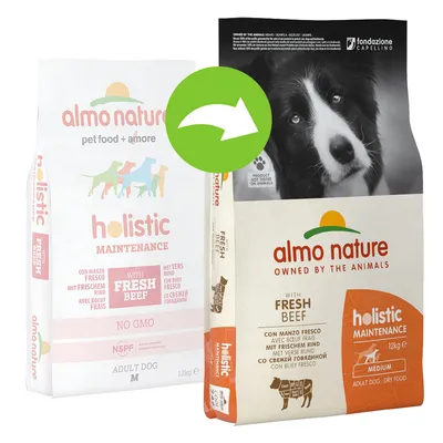 Twee verpakkingen Almo Nature Holistic Maintenance Adult Dog 12 kg, met tekst 'with fresh beef' en een groene pijl die overgang naar nieuw design aangeeft.