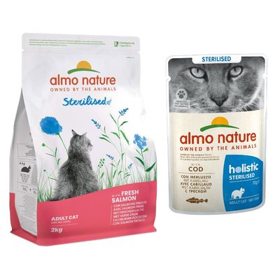 Almo Nature Sterilised Adult Cat Trockenfutter mit frischem Lachs, 2kg. Verpackung zeigt eine Katze und Blumenmotiv.