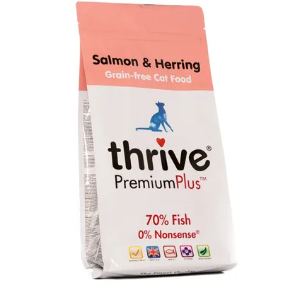 Thrive PremiumPlus krmivo pro kočky, losos a sleď, bez obilovin. 70 % ryb, 0 % nesmyslů. Vyrobeno ve Velké Británii, bohaté na omega-3, nutričně testováno. Thrive PremiumPlus krmivo pro kočky, losos a sleď, bez obilovin. 70 % ryb, 0 % nesmyslů. Vyrobeno ve Velké Británii, bohaté na omega-3, nutričně testováno.