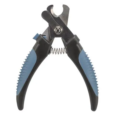 Nageltang met metalen snijbladen, zwarte en blauwe kunststof handgrepen met ribbels en veermechanisme zichtbaar in het midden.