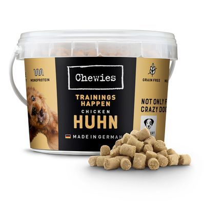 Emmer Chewies Trainings Happen Chicken Huhn, zichtbaar: monoprotein, made in Germany, grain free. Voorzijde met afbeelding van hond en stapel trainingssnacks voor de emmer.