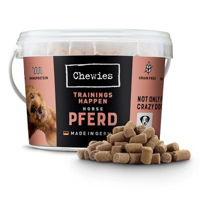 Chewies Trainingshappen caballo, monoproteína, hecho en Alemania, sin cereales. Cubo con snacks para perros y pellets visibles.