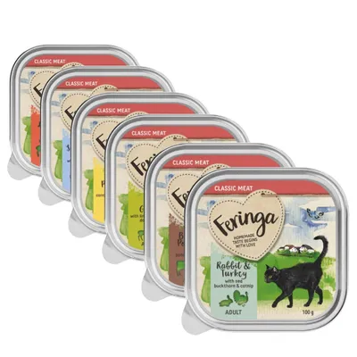 Zestaw pięciu tacek Feringa Classic Meat dla kotów, różne smaki widoczne na opakowaniach, każda tacka 100 g. Na etykietach ilustracje kota i składników.